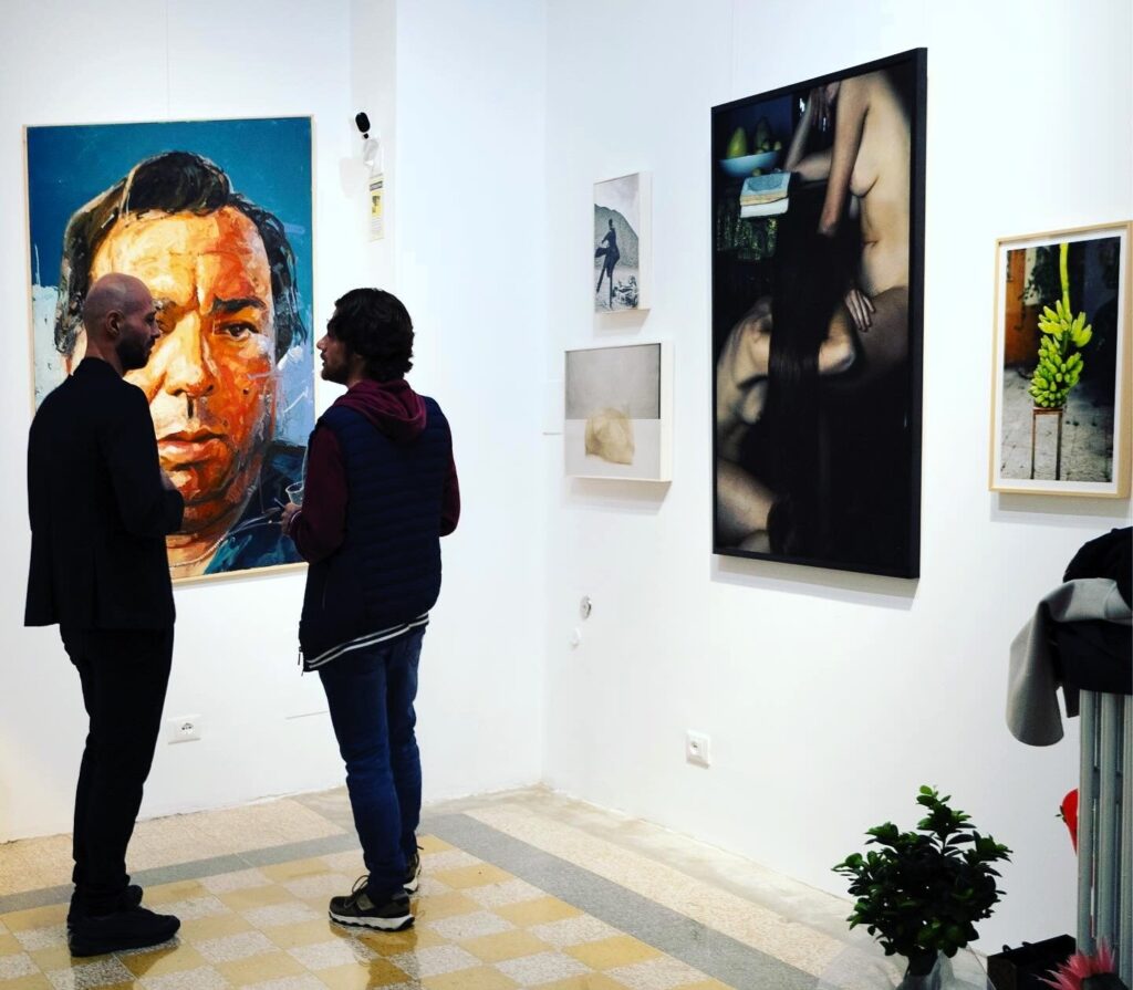 Spazio Hasita: uomo che guarda i quadri
