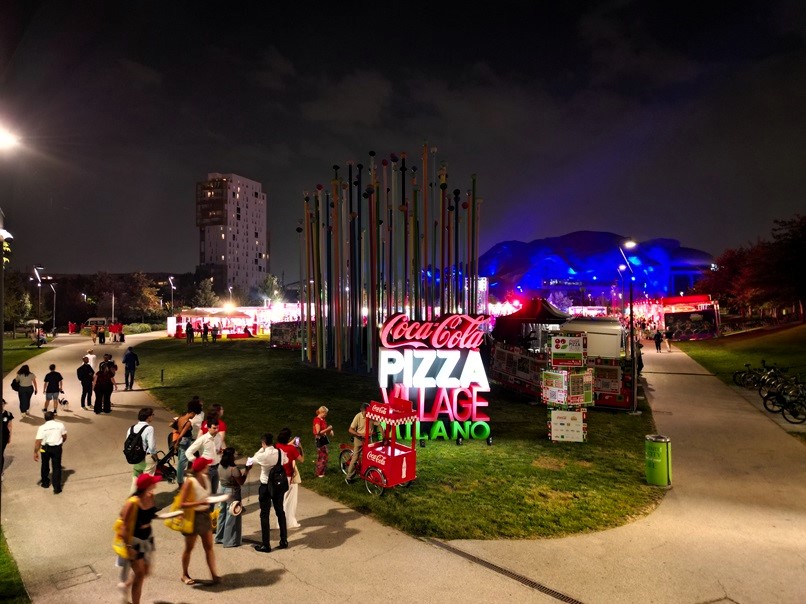 Pizza Village . Noturno village