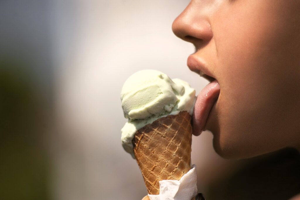 Salute mentale: donna che mangia gelato