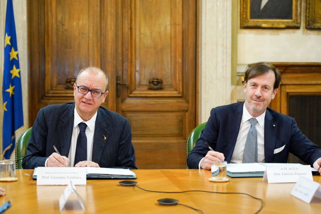 Educazione idrica: Il ministro al momento della firma