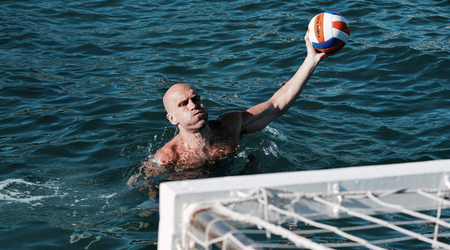 Pallanuoto: Luca Tramontin nelle acque del porticciolo di Opatija