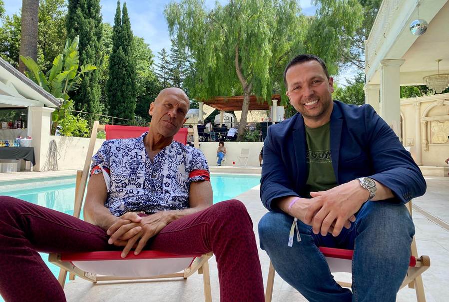 Cannes: Relax a bordo piscina alla Villa des Ministres, quartier generale di AfroCannes: Luca Tramontin con l’attore inglese Paul Preston (ph. Pascale Digeaux)