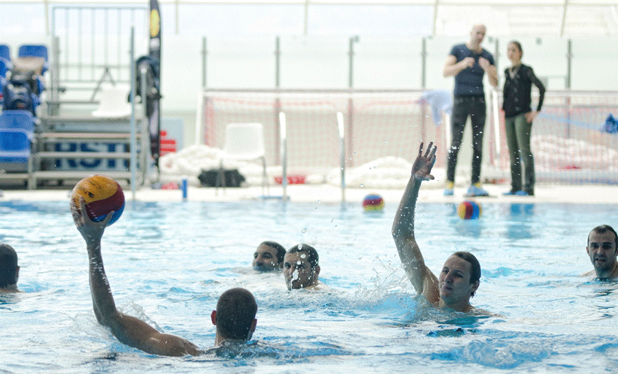 Pallanuoto: Dal backstage di Sport Crime: l’attuale allenatore della Pro Recco Sandro Sukno in acqua con il Primorje difende sul mancino di Xavi Garcia (ph. petar Kurschner)
