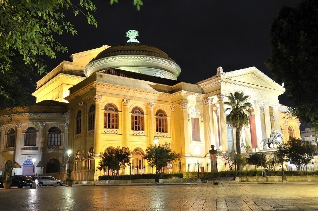 Teatro Massimo - il teatro in notturna