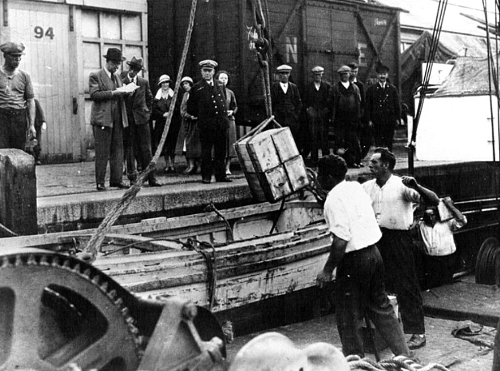 SO.RI.MA - Le prime casse del prezioso carico sbarcate nel porto di Plymouth
