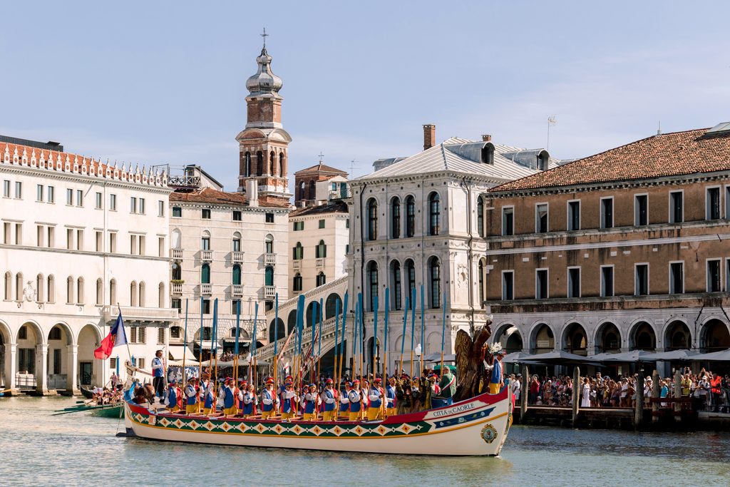 Pellestrina - Lo sfondo include sia il Ponte di Rialto sia i palazzi storici con il campanile sullo sfondo